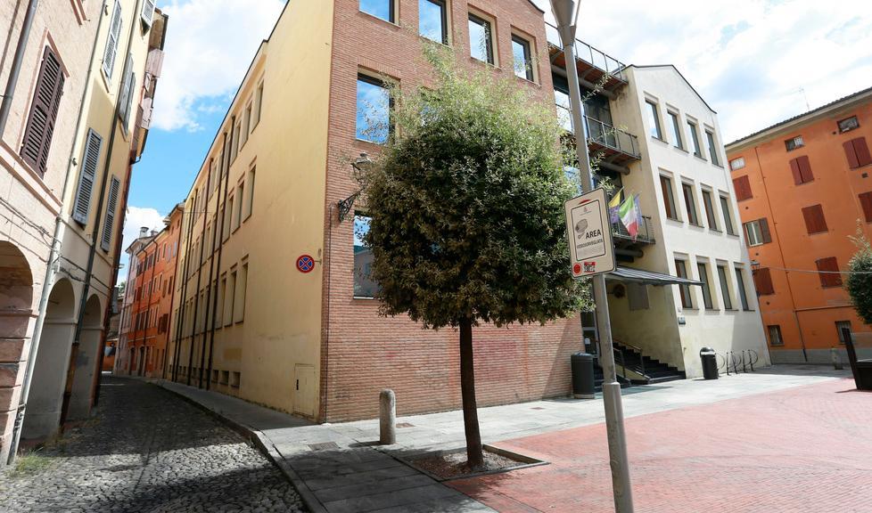 Incendiata un’auto in sosta in centro storico a Modena