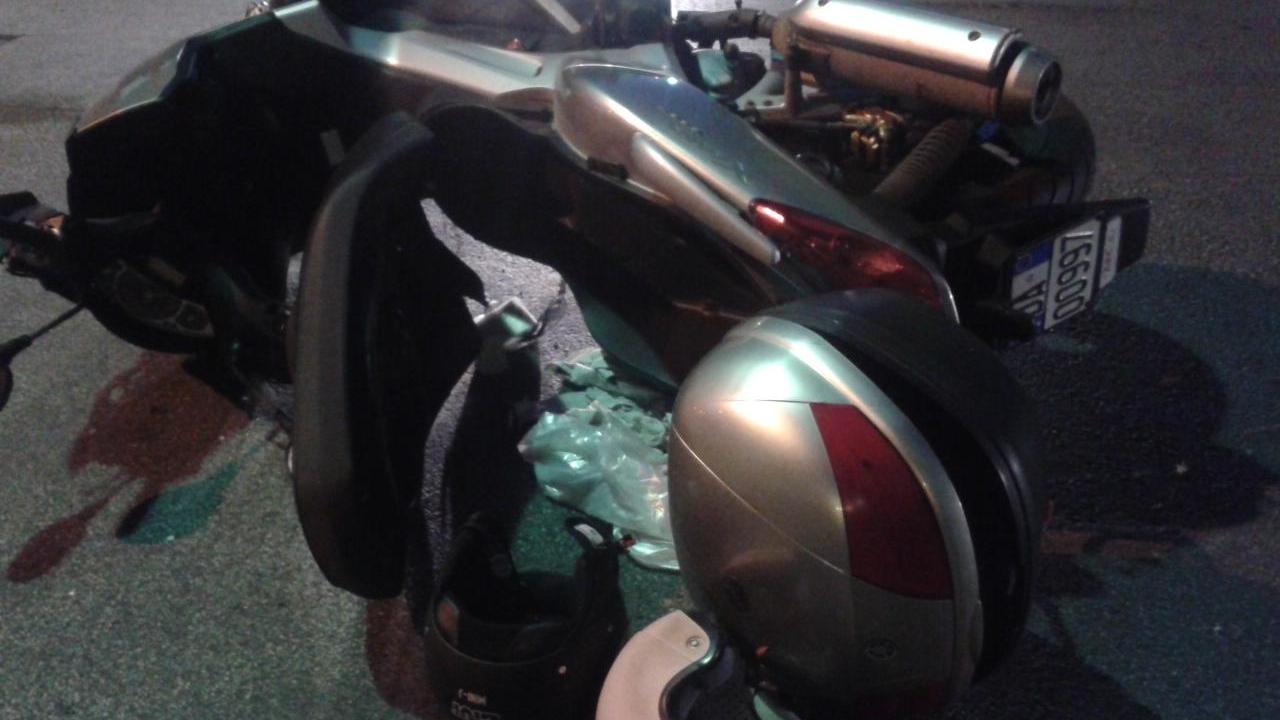 Buca lo stop e investe un uomo in motorino