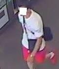 Borseggiatore filmato mentre alleggerisce un turista sulla Lam