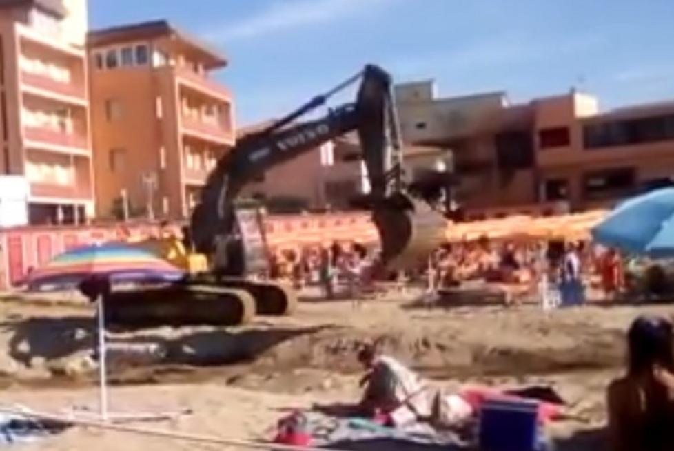 «Melma nel mare e sassi sott’acqua» Protesta dei turisti