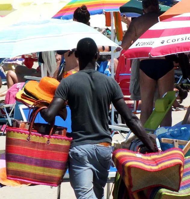 Otto mesi al venditore arrestato in acqua «Controlli a tappeto»