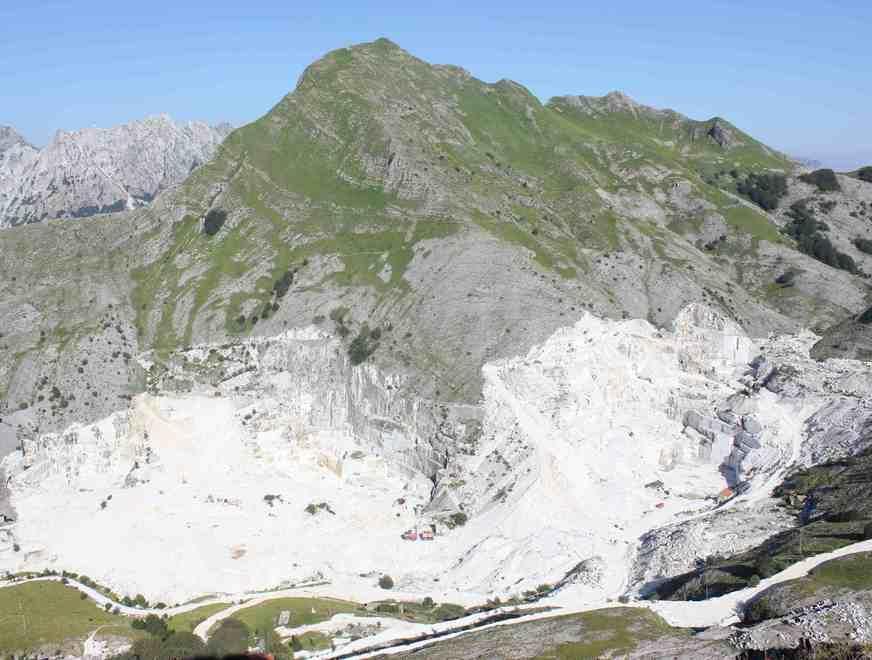 «Gli ambientalisti mi attaccano ma io difendo le Alpi Apuane» 