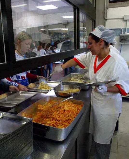 Rivoluzione mense Le cucine scolastiche passano di mano 