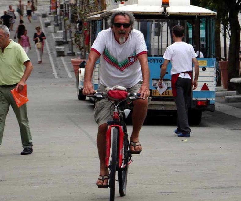  Pensionato? No Fa il controllore di tutta la città 