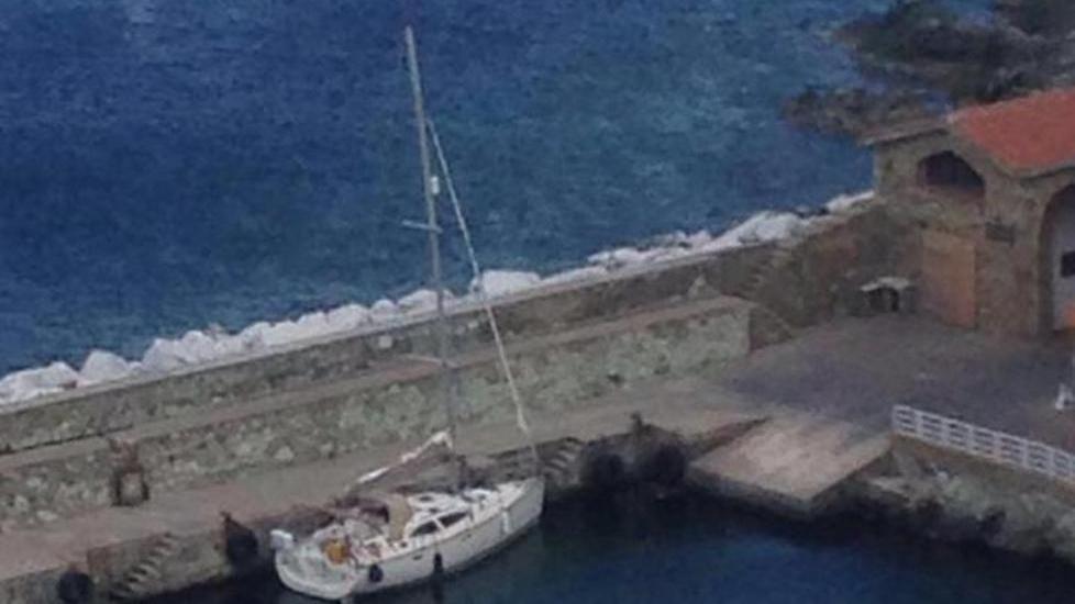 Velisti in difficoltà riparano in Gorgona