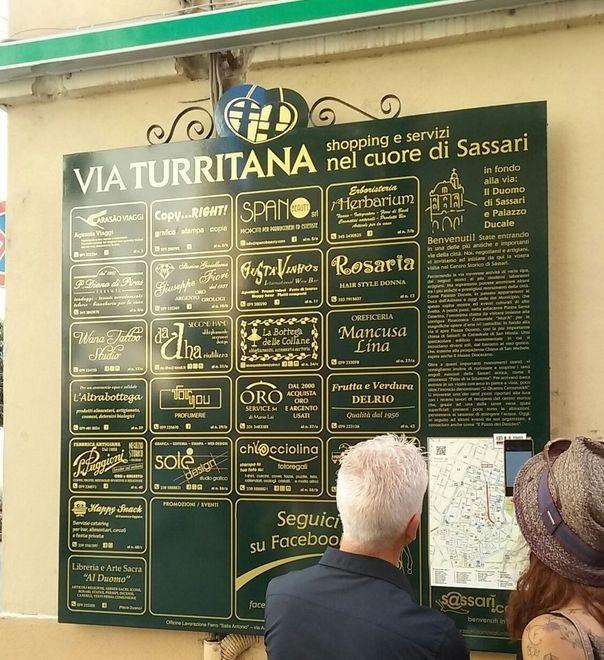 Un cartello multilingue per invitare turisti e cittadini in via Turritana 