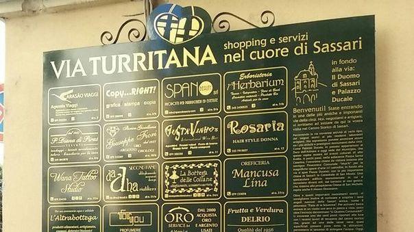 Un cartello multilingue per invitare turisti e cittadini in via Turritana