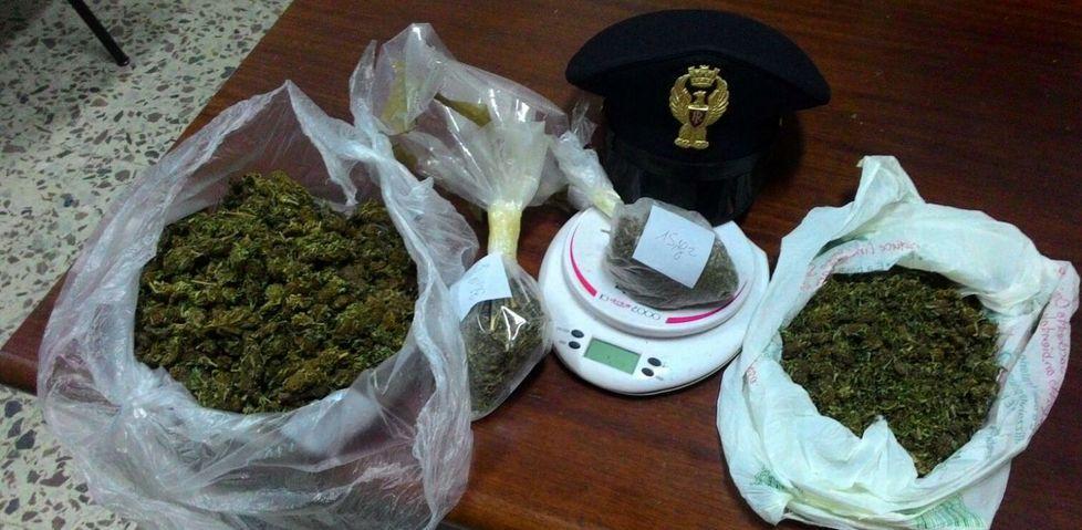 Tre etti di marijuana in camera da letto, arrestato un 31enne 