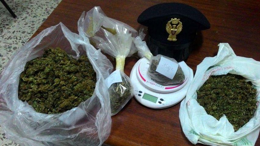 Tre etti di marijuana in camera da letto, arrestato un 31enne 