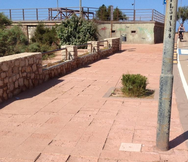 Lungomare a rischio cadute per il pavimento sconnesso 
