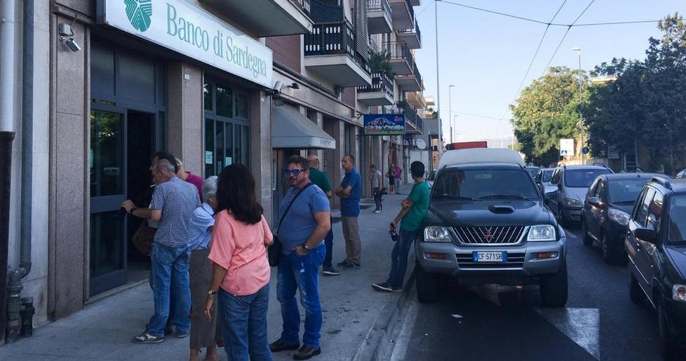 Finti carabinieri assaltano la banca 
