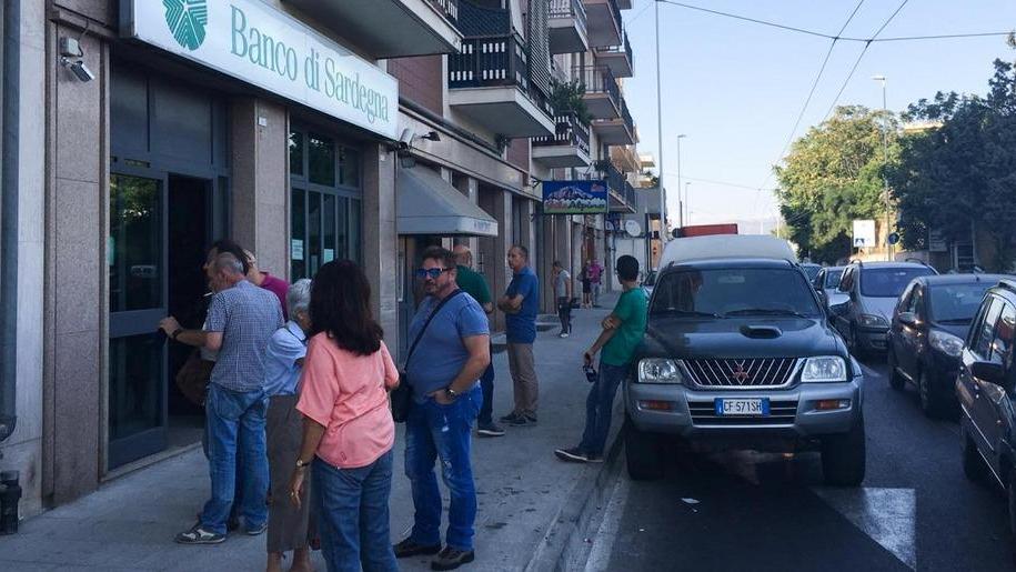 Finti carabinieri assaltano la banca