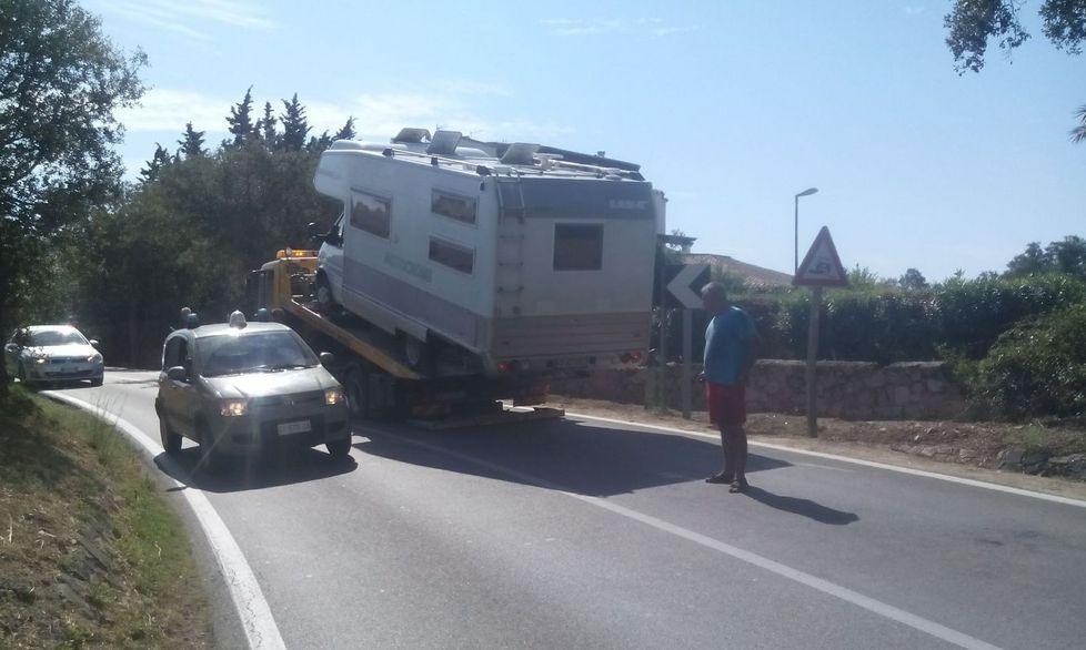 Un camper perde la ruota in curva
