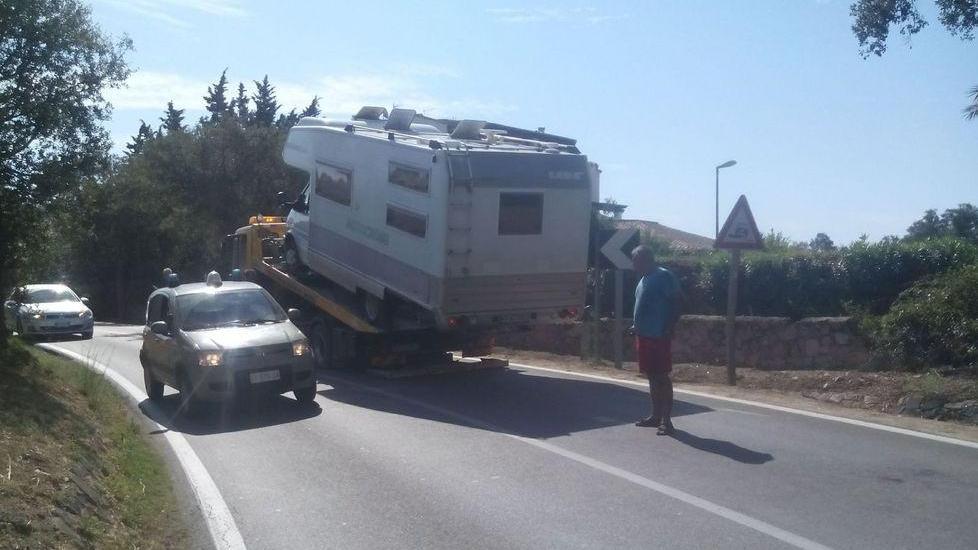 Un camper perde la ruota in curva
