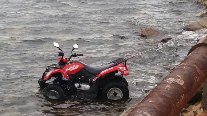 Volano in mare col Quad: illesi