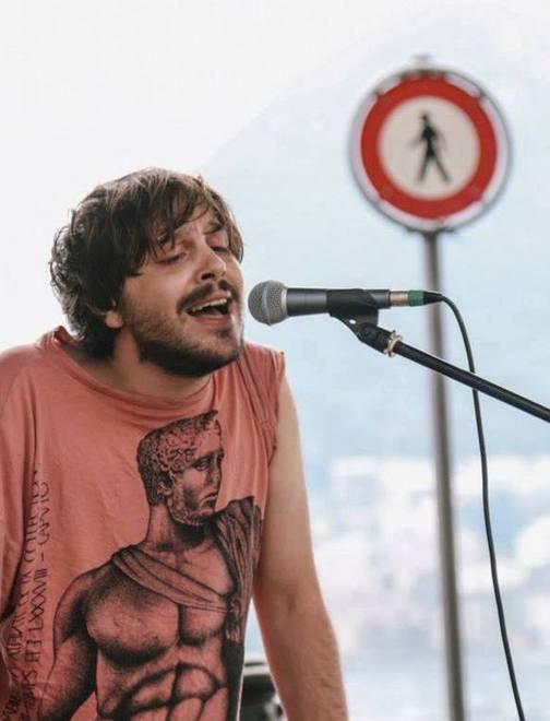 Calcutta, confuso e felice stasera torna a Ferrara 