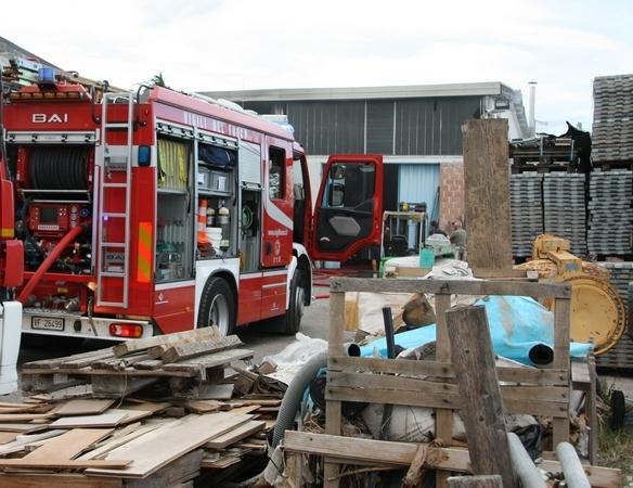 Fiamme nel deposito di materiale 