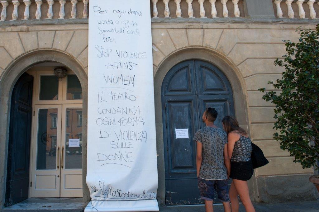 Lo striscione appeso al teatro del Giglio