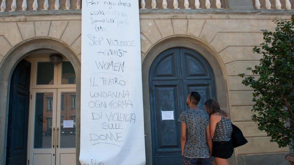 Lo striscione appeso al teatro del Giglio