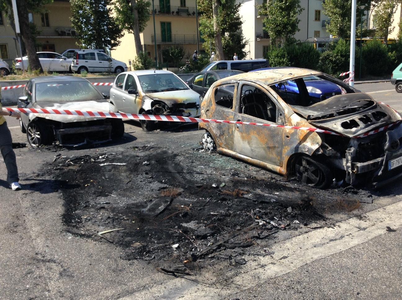 L'incendio che ha distrutto cinque auto al Rosi (foto Batavia)