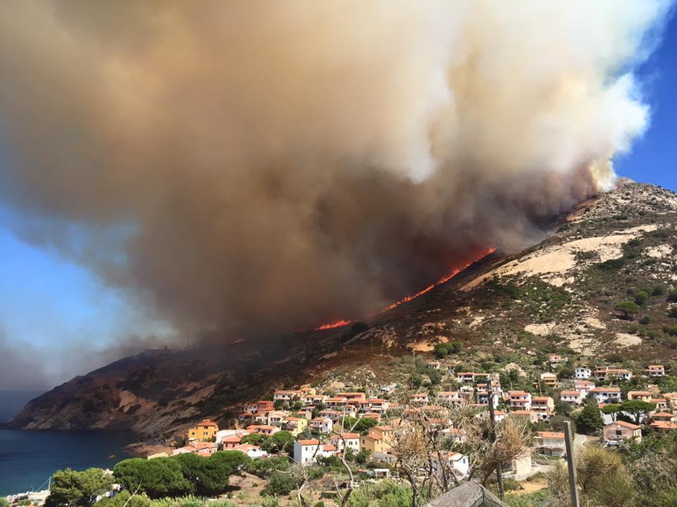 L'incendio a Chiessi nella foto di Luisa Mazzarri (dal gruppo Facebook Sei dell'Elba se)