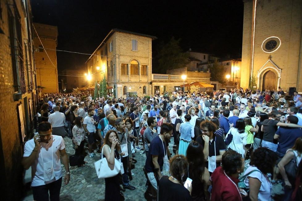 La piazza del borgo di Castelvetro invasa per "Calici di stelle"