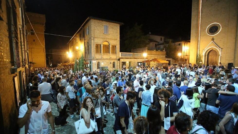 La piazza del borgo di Castelvetro invasa per "Calici di stelle"
