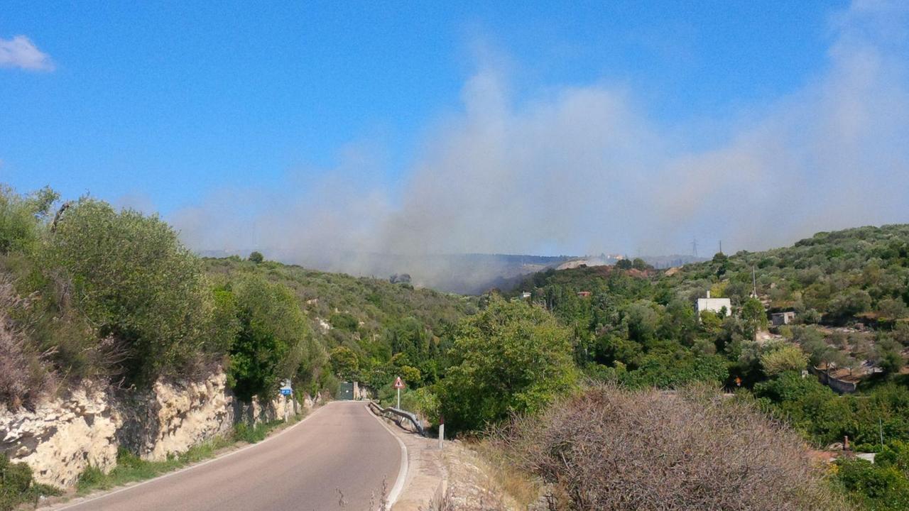 Incendio nelle campagne tra Sorso e Sennori, fiamme vicine alle case