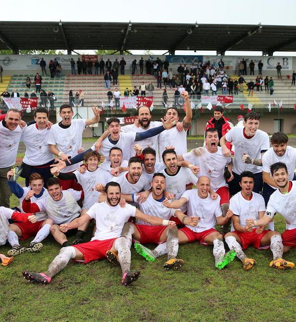 La festa del Ponte Buggianese dopo la promozione (foto Nucci)
