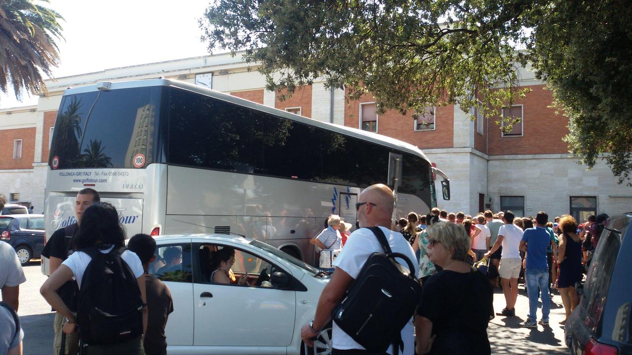 Passeggeri alla stazione in attesa degli autobus sostitutivi (foto inviata da Elvira Rizzuto)