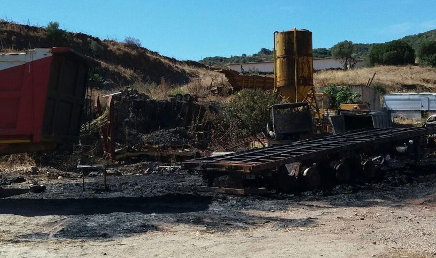 Escalaplano, incendio doloso distrugge camion e il carico di fieno