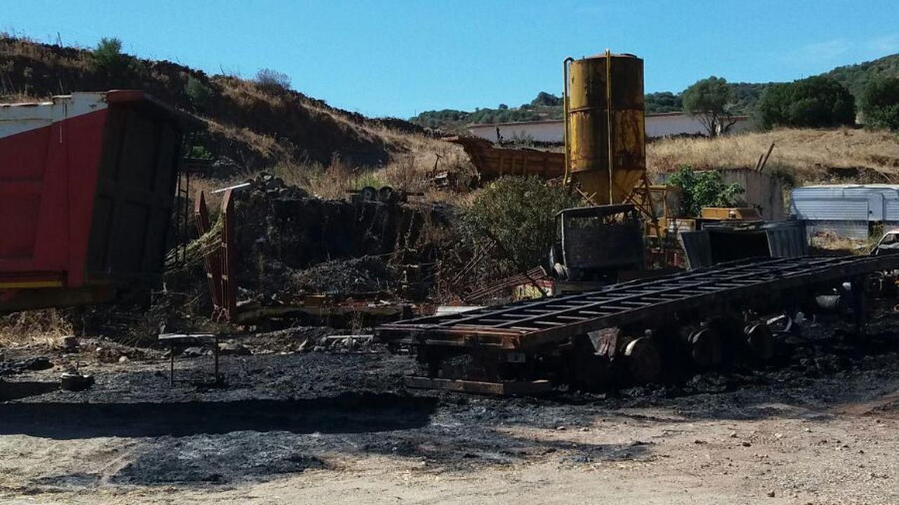 Escalaplano, incendio doloso distrugge camion e il carico di fieno