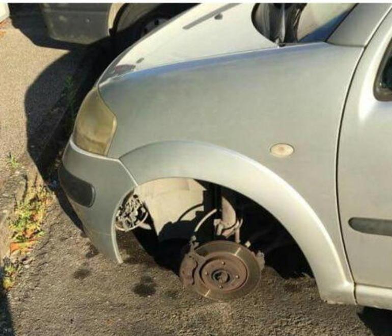 L’auto sul crick senza ruota, amaro risveglio a Ponzano 