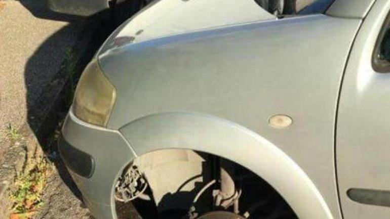 L’auto sul crick senza ruota, amaro risveglio a Ponzano