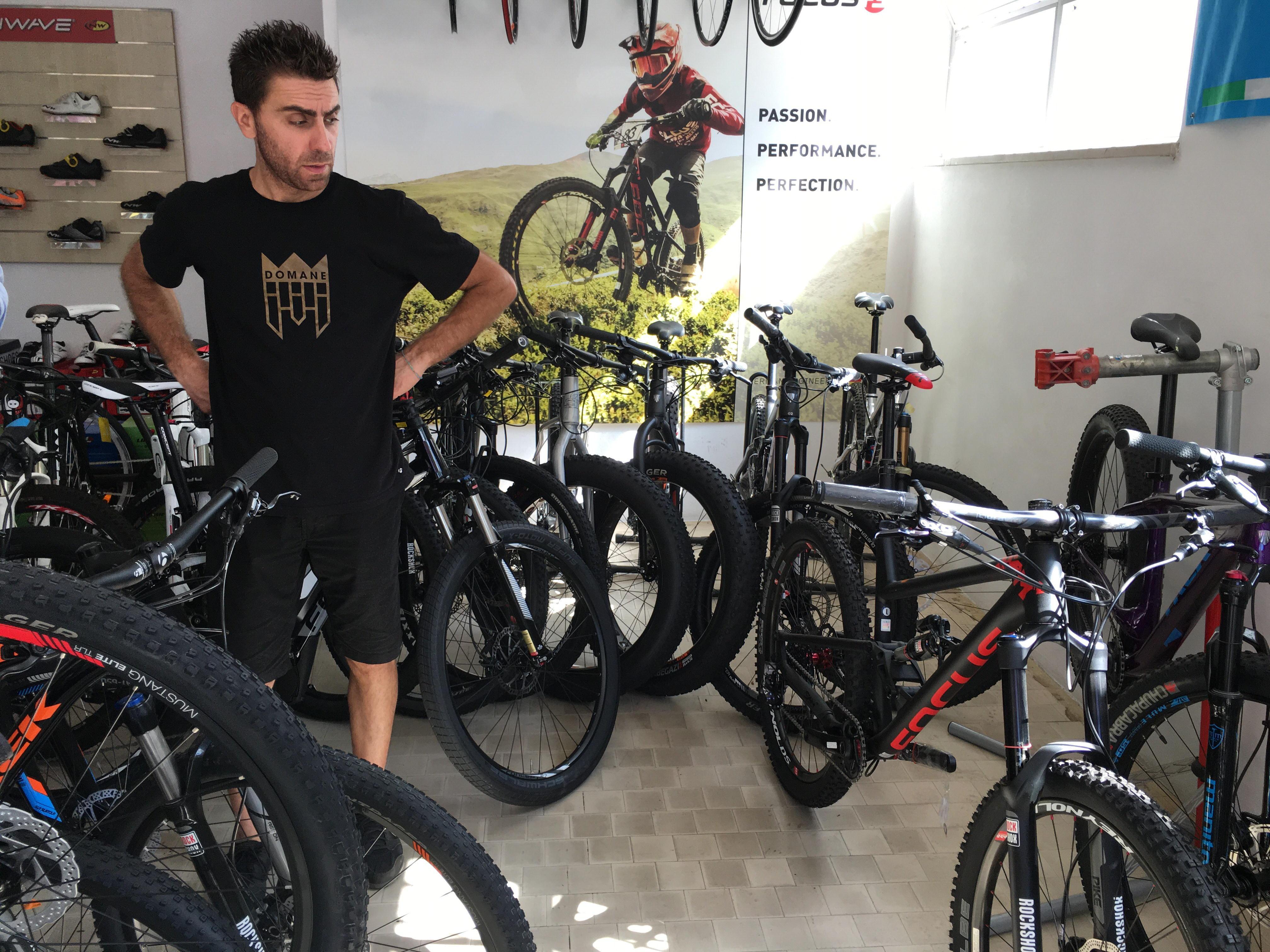Ivan Fanelli, un commerciante di biciclette, mette in guardia dalla banda specializzata nei furti di “due ruote” di valore (Foto di Franco Silvi) 