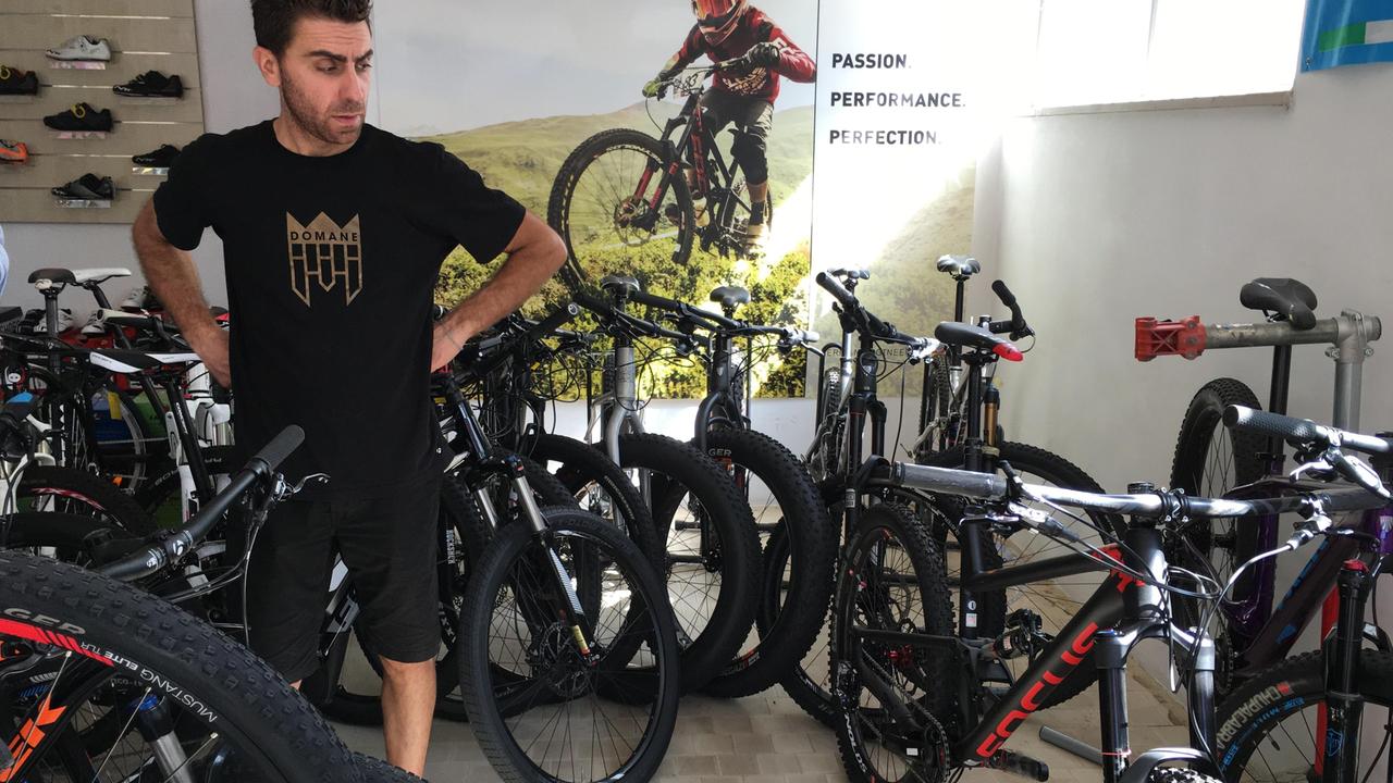 Ivan Fanelli, un commerciante di biciclette, mette in guardia dalla banda specializzata nei furti di “due ruote” di valore (Foto di Franco Silvi)