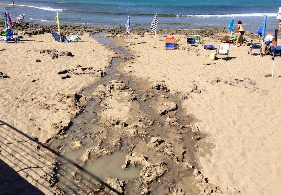 Il rivolo di liquido uscito dalle fogne e finito sulla spiaggia libera (foto Falorni/Silvi)