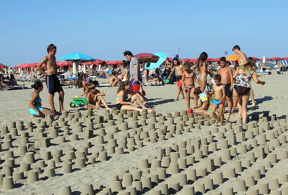 Record battuto a Lido Estensi: i castelli di sabbia sono 1.200 