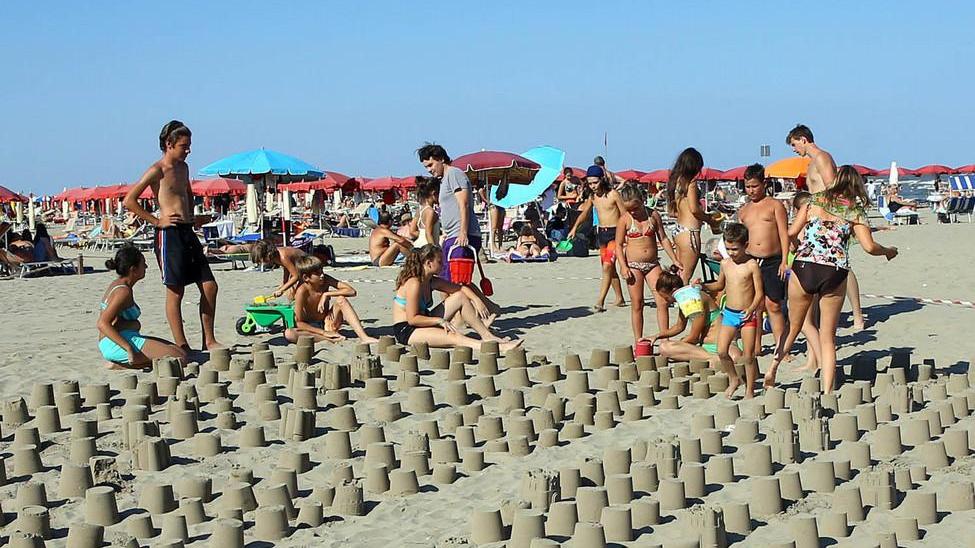 Record battuto a Lido Estensi: i castelli di sabbia sono 1.200