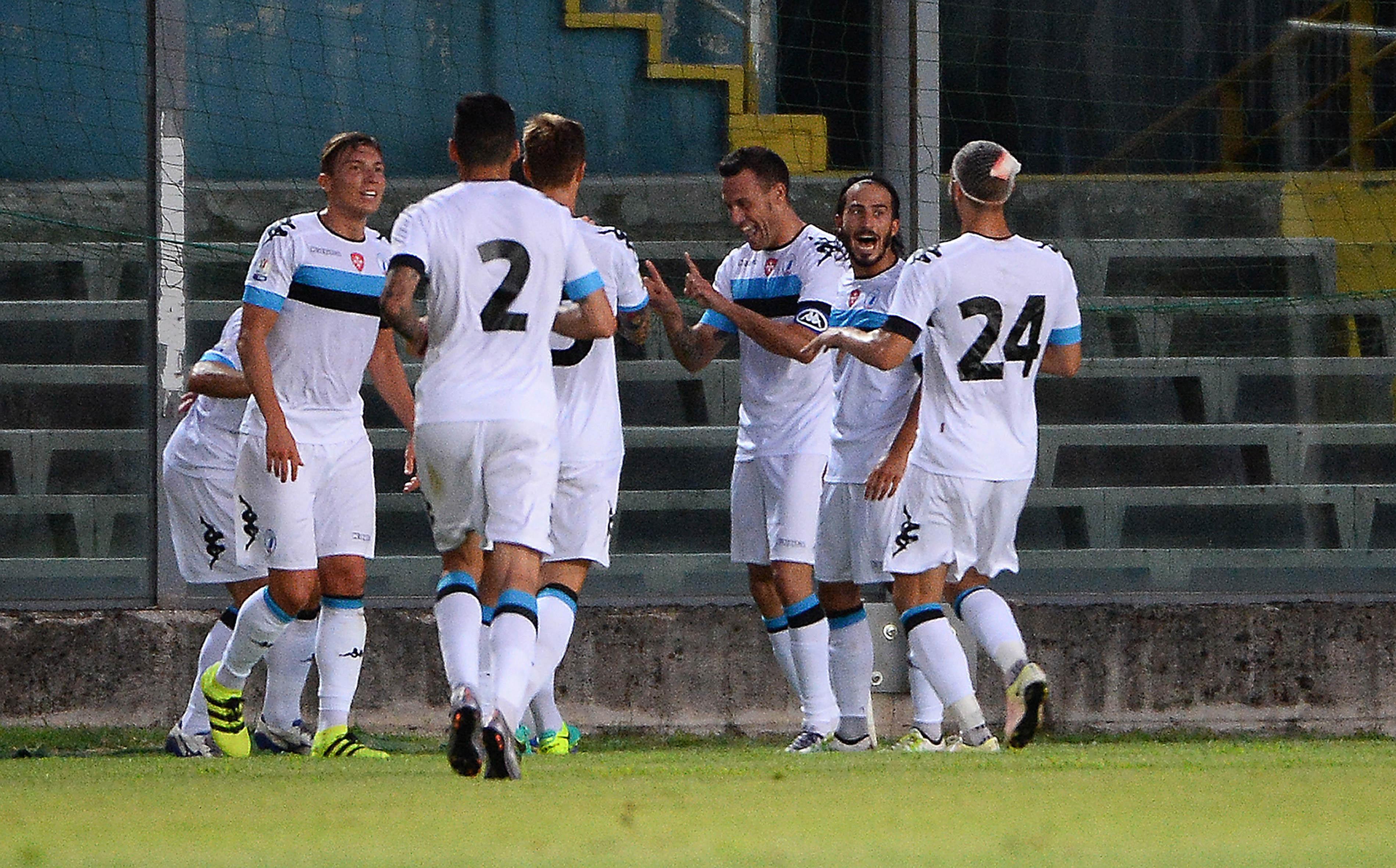 Mannini abbracciato dai compagni dopo lo 0-1 (LaPresse)