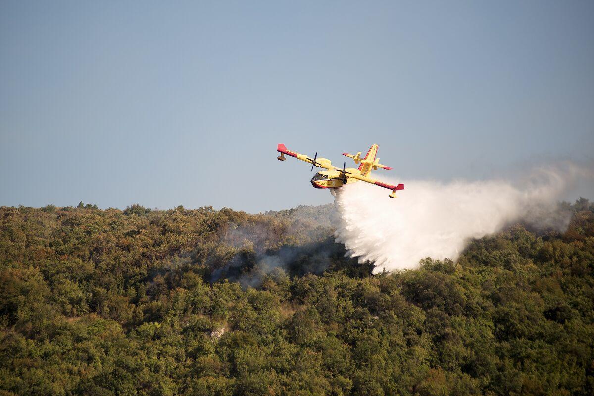 Un canadair in azione alla Parrina (Orbetello) dove sono andati in fumo 200 ettari di bosco