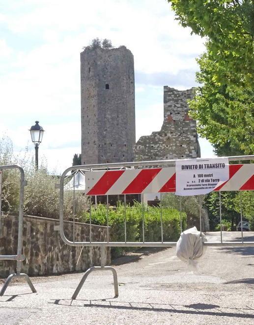 Fulmine colpisce la Torre di Castruccio e cadono grosse pietre 