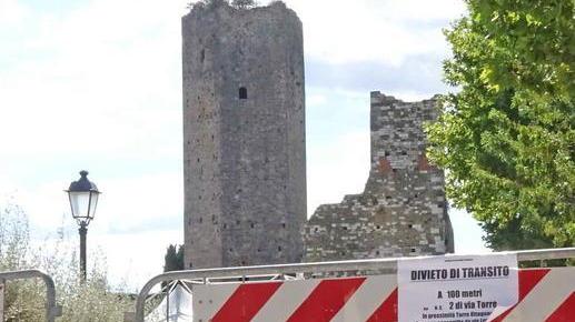 Fulmine colpisce la Torre di Castruccio e cadono grosse pietre