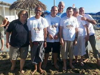 Sulla spiaggia si gioca a biglie. E c’è Moser 