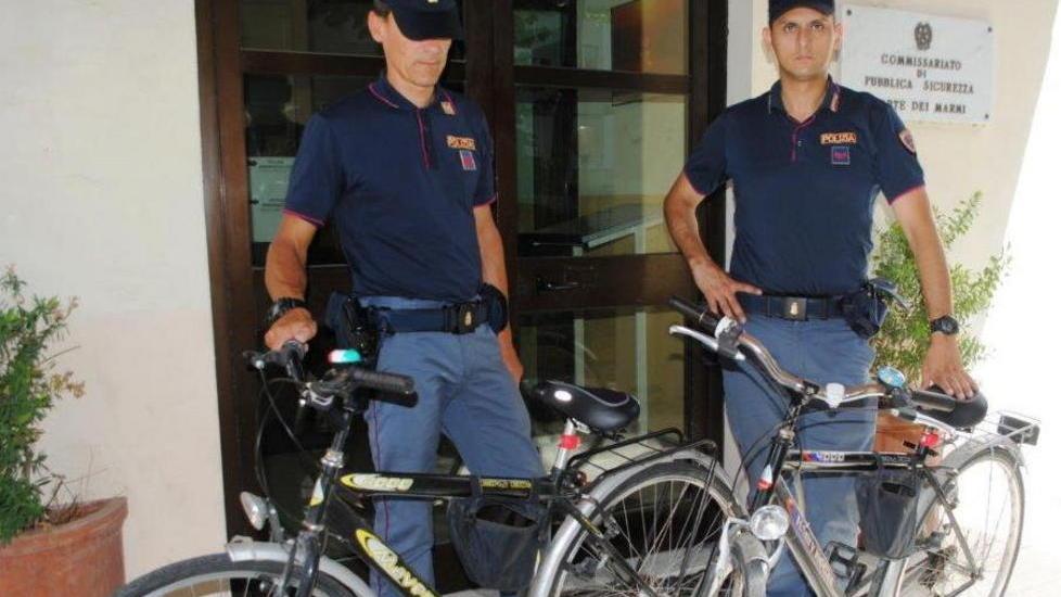 I ladri in fuga abbandonano le bici