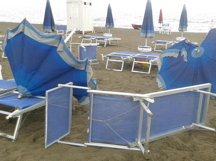 L’ombrellone vola per il vento, una turista colpita alla testa