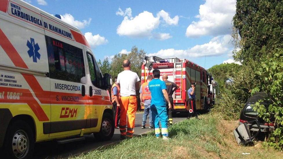Finisce fuori strada e muore sulla Suveretana
