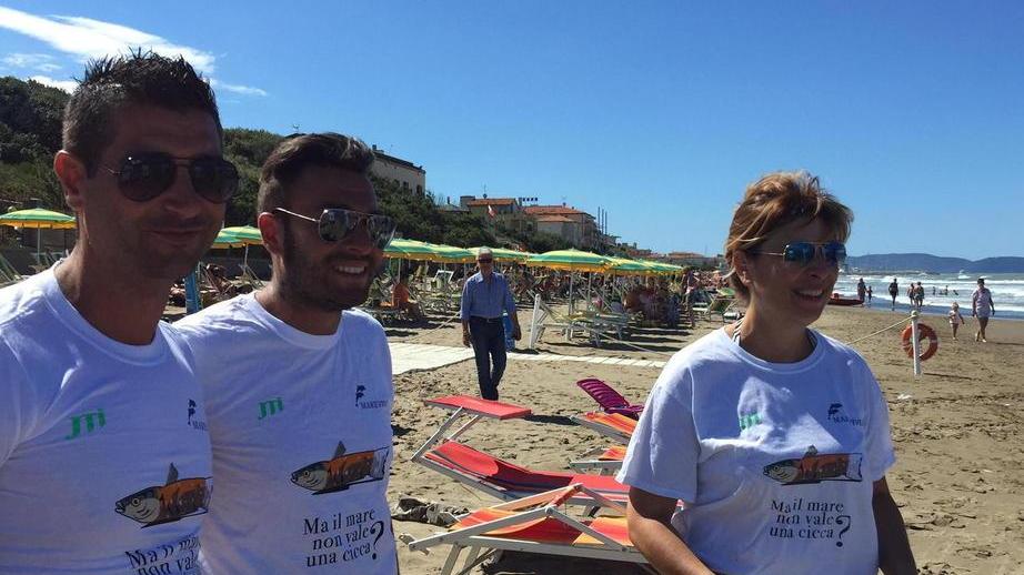 Velo in spiaggia contro le cicche