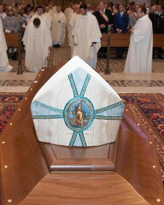 Duomo gremito per l’ultimo saluto al vescovo Bianchi 