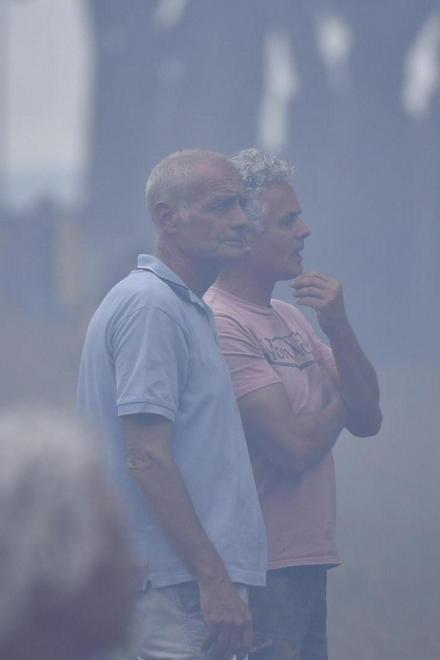 I vacanzieri per strada con i secchi e le pompe 